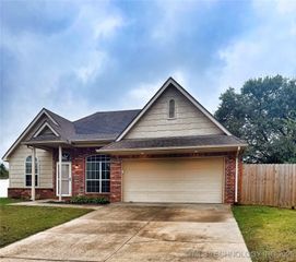 29810 E 137th Place, Coweta, OK 74429