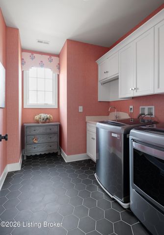 530 Country Ln, Louisville, KY 40207