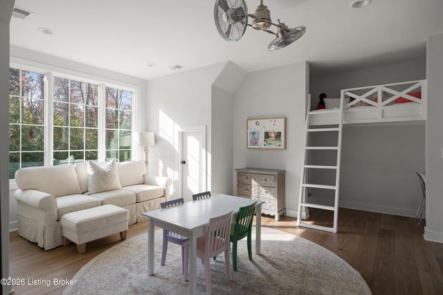 530 Country Ln, Louisville, KY 40207