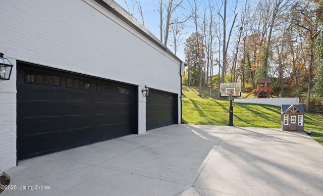 530 Country Ln, Louisville, KY 40207