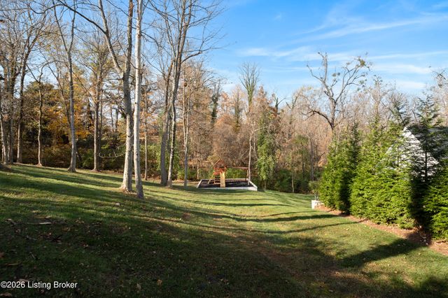 530 Country Ln, Louisville, KY 40207