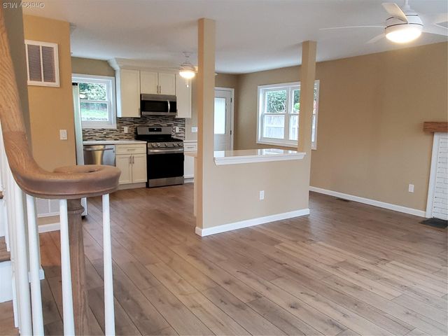 128 Bayville Avenue, Bayville, NY 11709