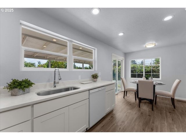 6704 Se NEHALEM St, Portland, OR 97206