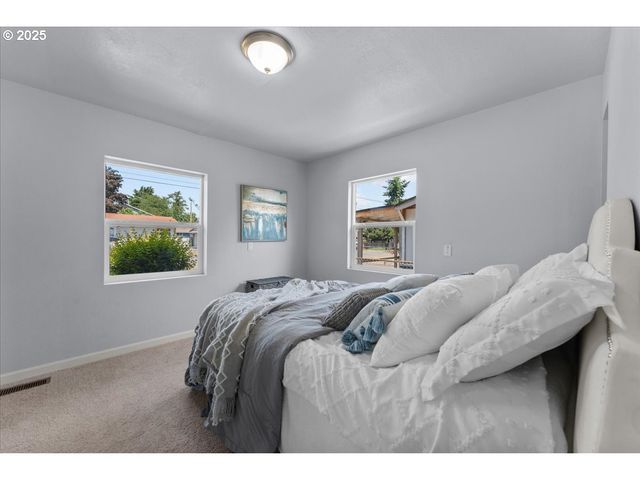 6704 Se NEHALEM St, Portland, OR 97206