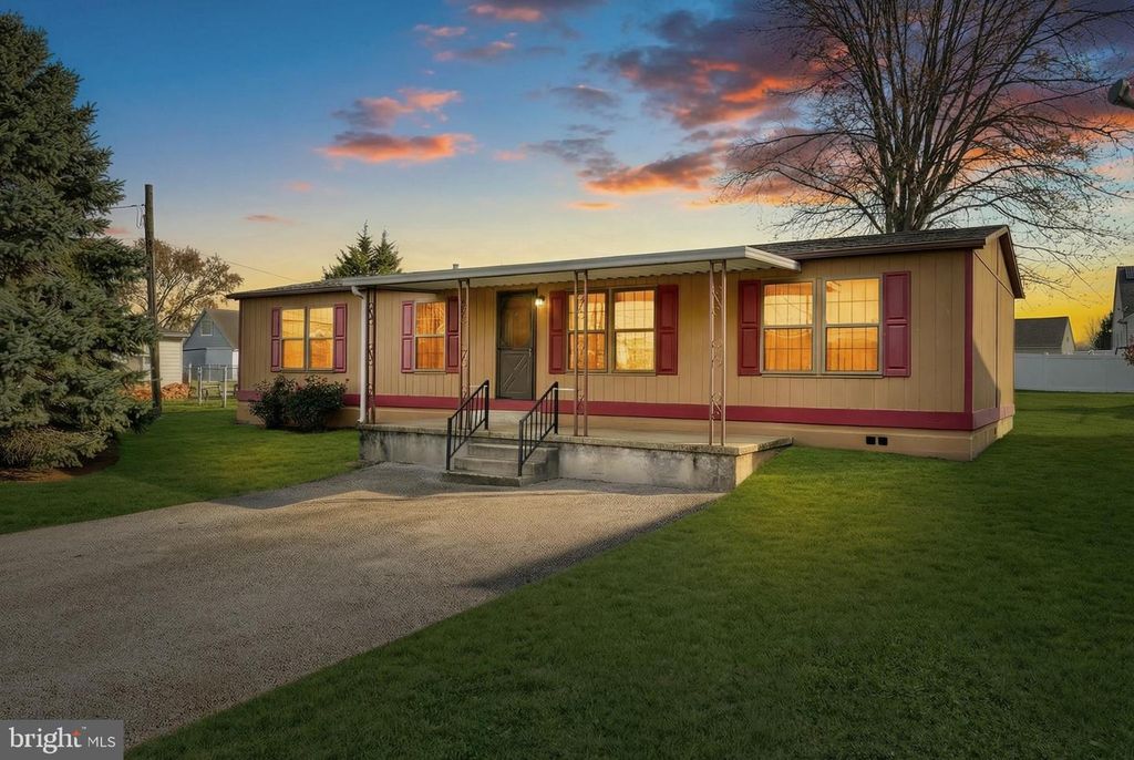 Image 1 of property listing at 2818 OAKLAND RD, Dover, PA 17315