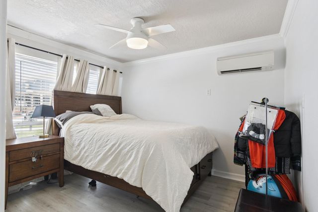 34 Dolphin Street, Hitchcock, TX 77563
