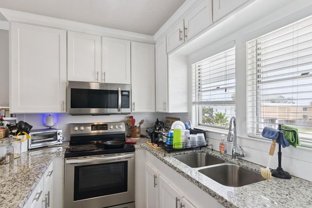 34 Dolphin Street, Hitchcock, TX 77563