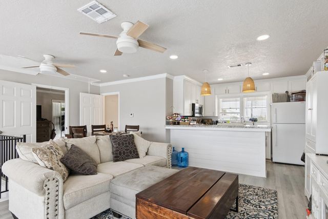 34 Dolphin Street, Hitchcock, TX 77563