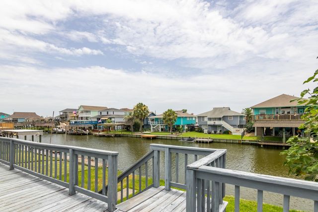 34 Dolphin Street, Hitchcock, TX 77563
