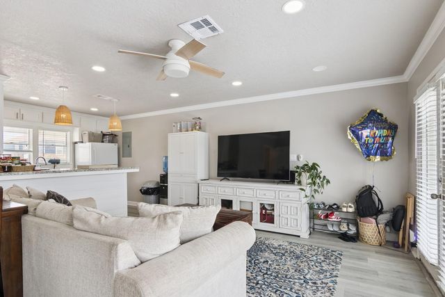 34 Dolphin Street, Hitchcock, TX 77563