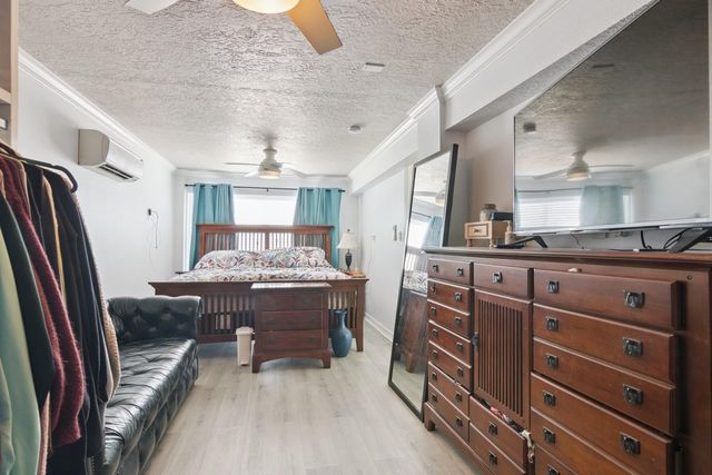 34 Dolphin Street, Hitchcock, TX 77563