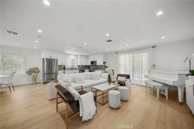 23817 Victory Boulevard, West Hills, CA 91307
