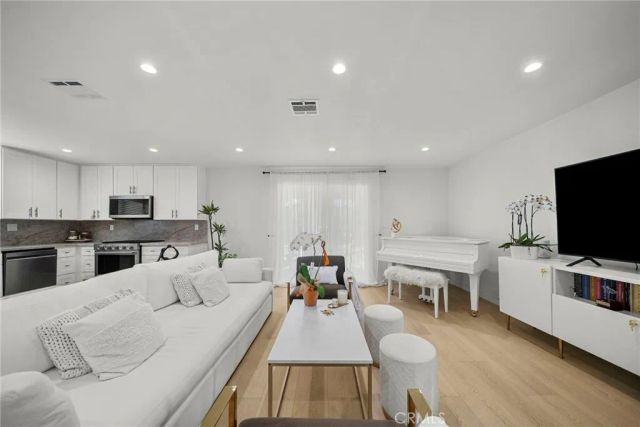23817 Victory Boulevard, West Hills, CA 91307