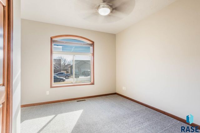 2021 S Haraldson Ave Avenue, Sioux Falls, SD 57106