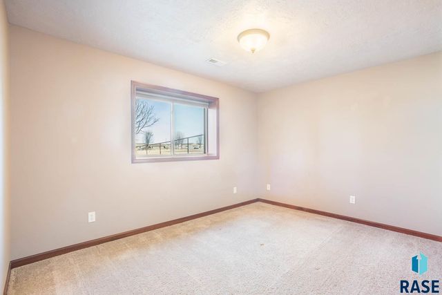 2021 S Haraldson Ave Avenue, Sioux Falls, SD 57106