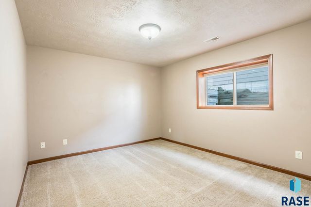 2021 S Haraldson Ave Avenue, Sioux Falls, SD 57106