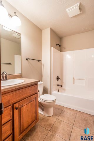 2021 S Haraldson Ave Avenue, Sioux Falls, SD 57106