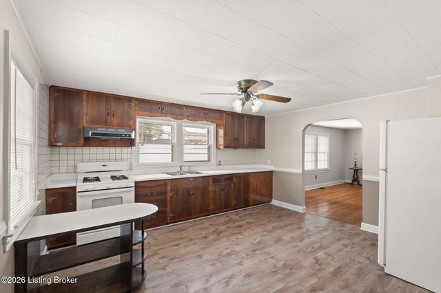 209 Clark Station Rd, Fisherville, KY 40023