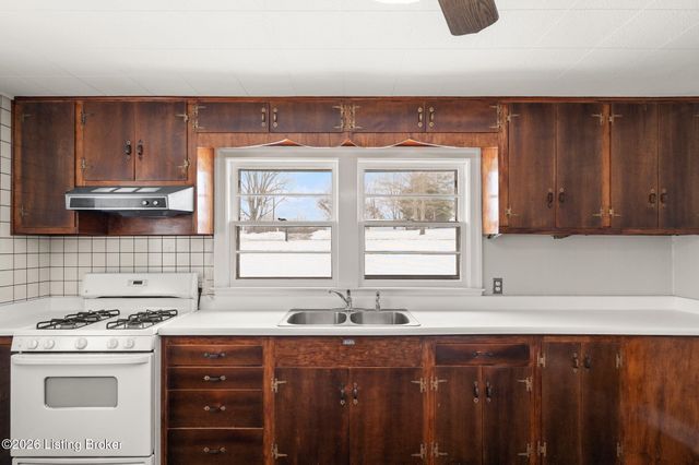 209 Clark Station Rd, Fisherville, KY 40023