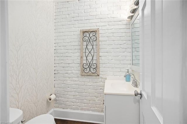 105 Cottonwood Drive, Jamestown, NC 27282