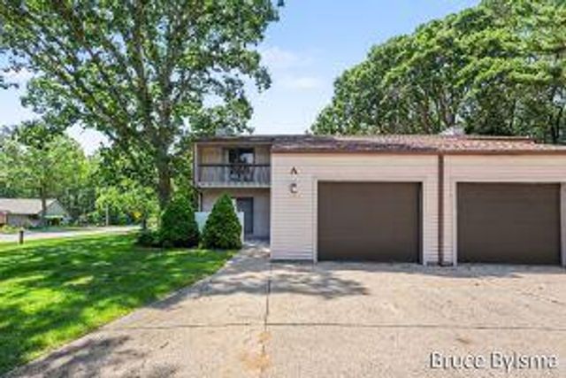 17570 Parkwood Drive A, Spring Lake, MI 49456