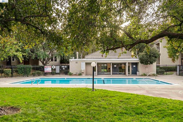 39450 Albany Cmn X, Fremont, CA 94538
