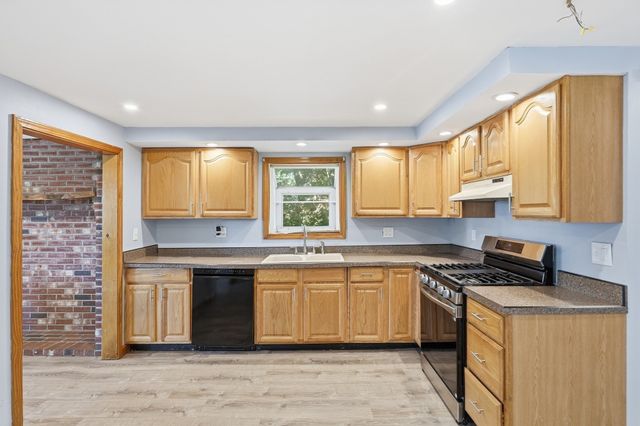 141 Long Pond Dr, Dracut, MA 01826