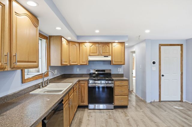 141 Long Pond Dr, Dracut, MA 01826
