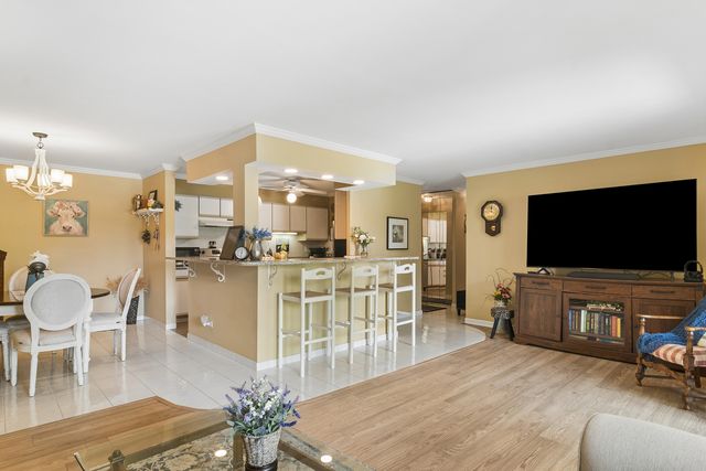 1405 E Central Road 218C, Arlington Heights, IL 60005