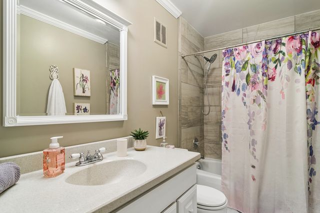 1405 E Central Road 218C, Arlington Heights, IL 60005