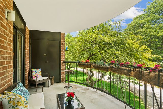 1405 E Central Road 218C, Arlington Heights, IL 60005