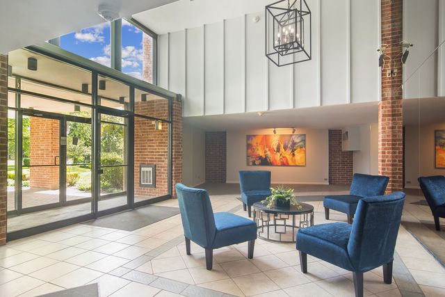 1405 E Central Road 218C, Arlington Heights, IL 60005