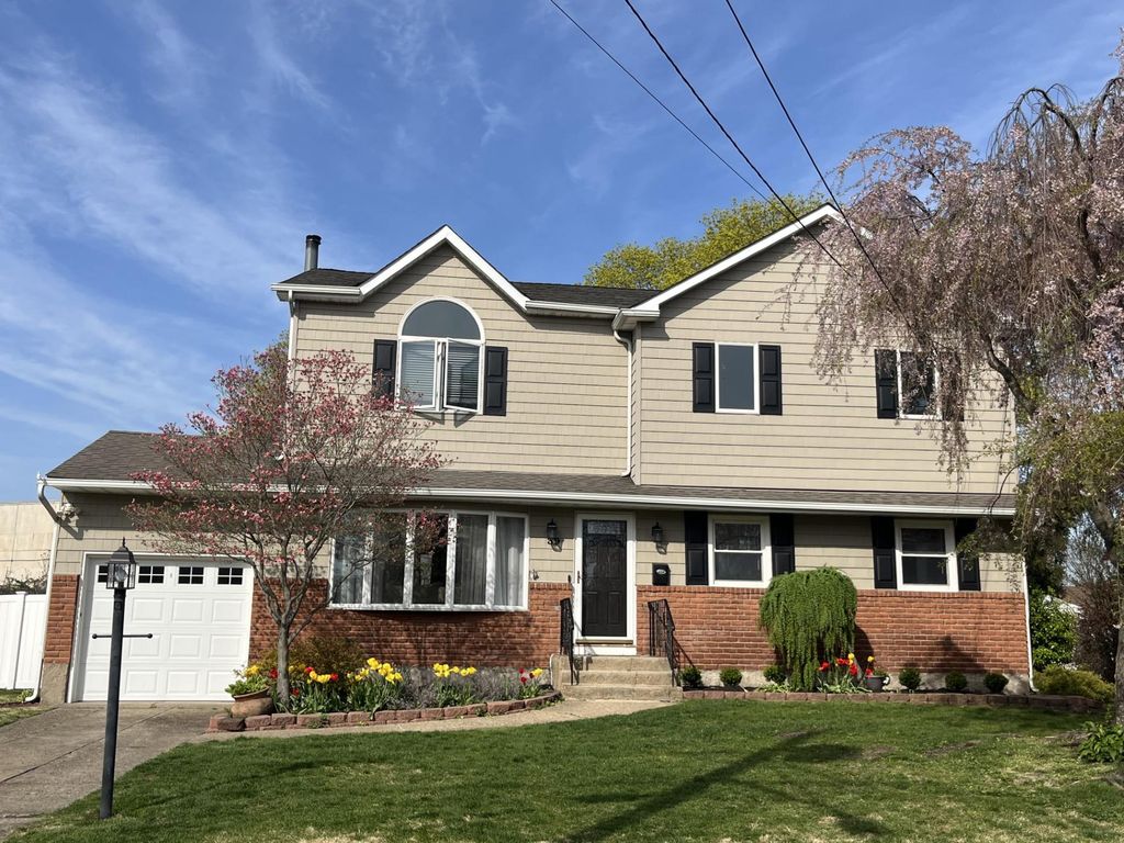 39 Rosella Court, West Babylon, NY 11704