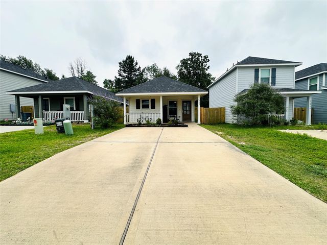 16922 Marie Village Drive, Conroe, TX 77306