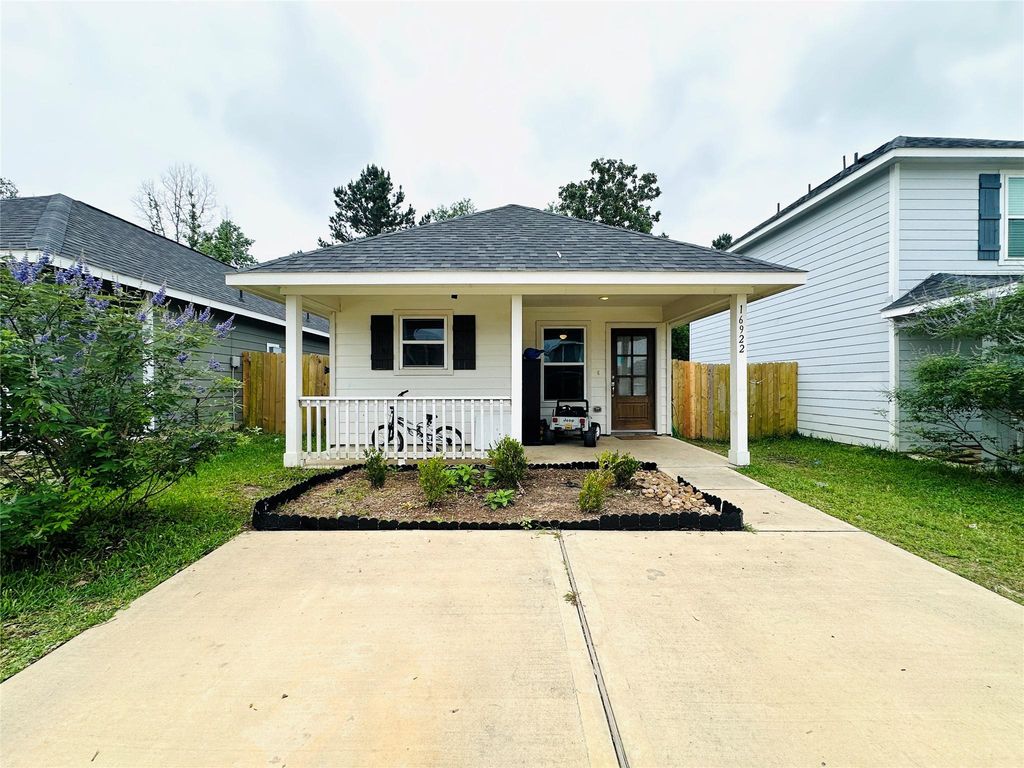 16922 Marie Village Drive, Conroe, TX 77306