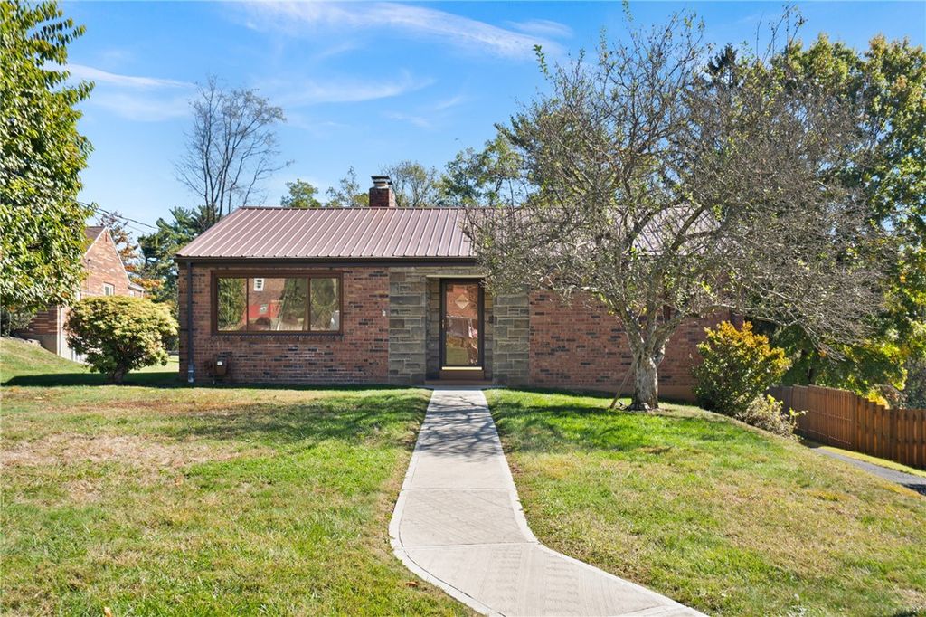 664 Rolling Green Dr, Bethel Park, PA 15102