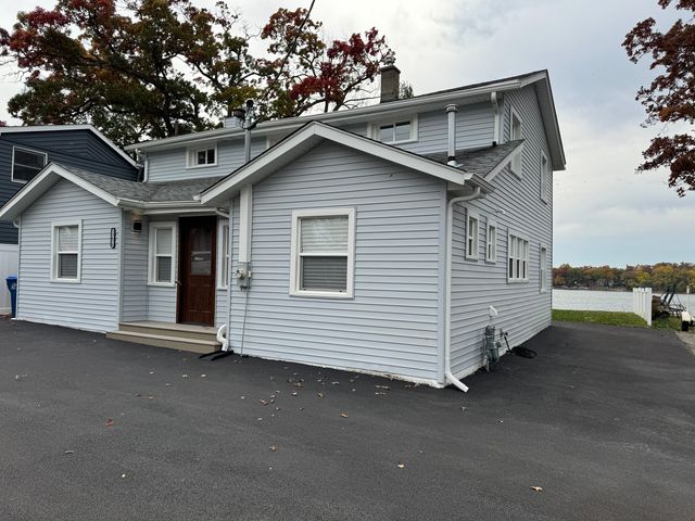 33670 N Lake Shore Drive, Grayslake, IL 60030