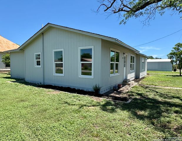 419 W Culberson, Sabinal, TX 78881