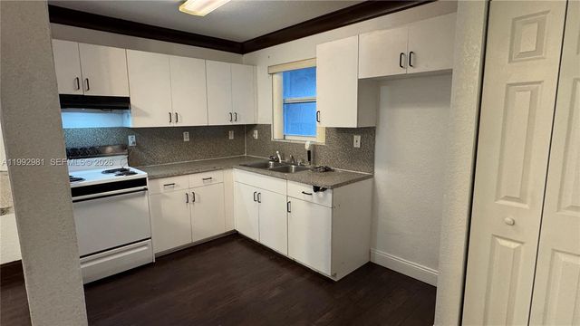 3211 NW 191st St, Miami Gardens, FL 33056