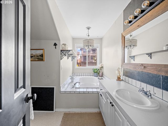 2792 LANCASTER St, West Linn, OR 97068