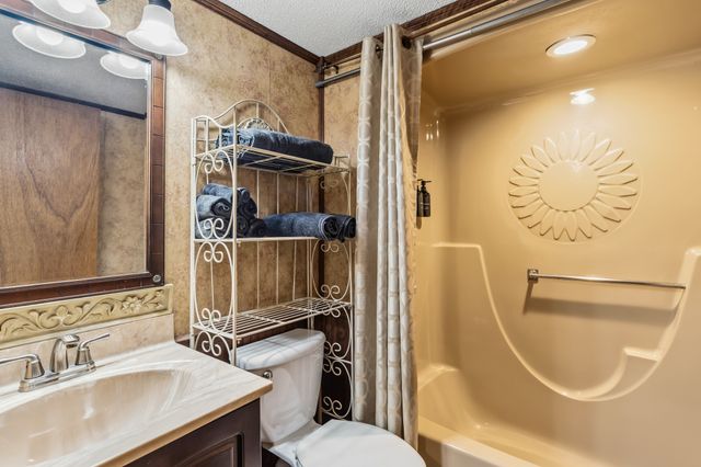 7021 NW 88th Place, Johnston, IA 50131