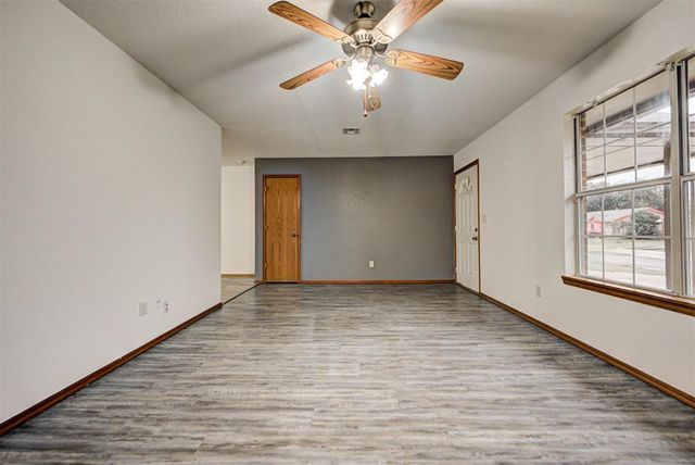 1528 Tudor Drive, Moore, OK 73160