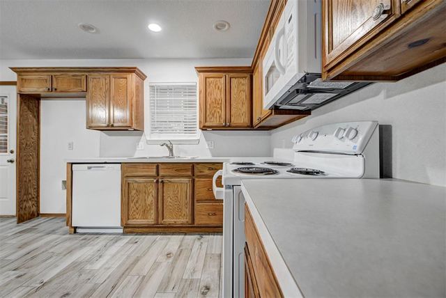 1528 Tudor Drive, Moore, OK 73160