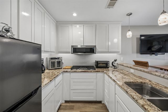10984 Stagecoach Pass, Pilot Point, TX 76258