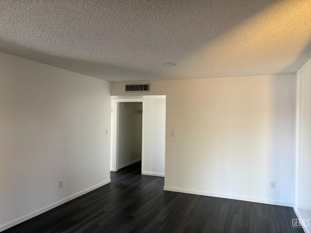 518 McKelvey Avenue, Bakersfield, CA 93308