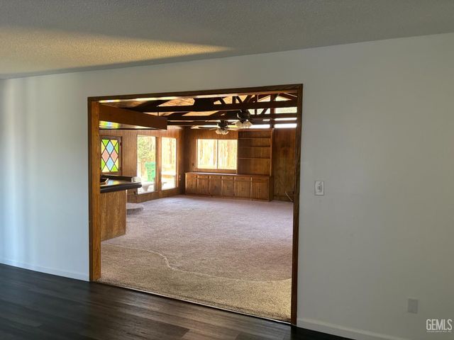 518 McKelvey Avenue, Bakersfield, CA 93308