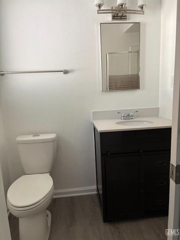 518 McKelvey Avenue, Bakersfield, CA 93308