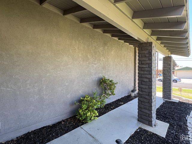 518 McKelvey Avenue, Bakersfield, CA 93308