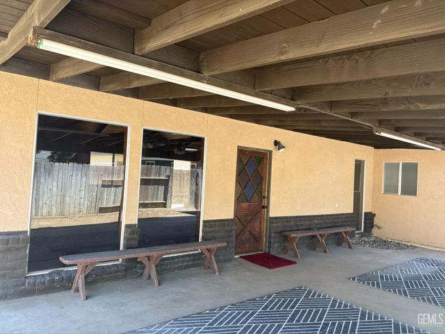 518 McKelvey Avenue, Bakersfield, CA 93308