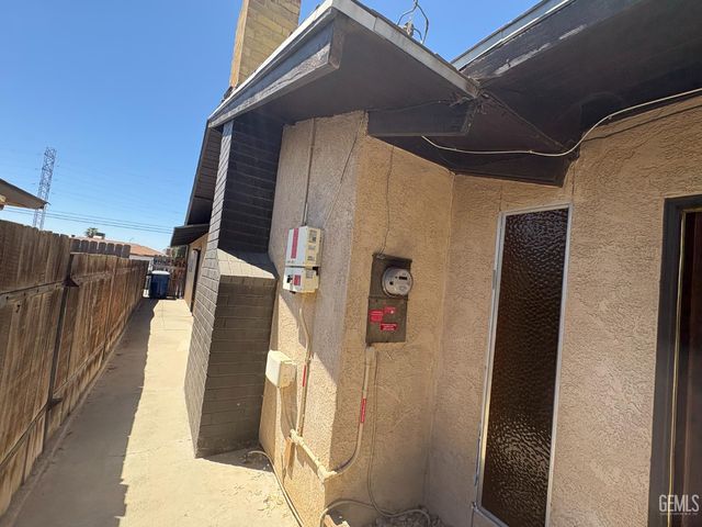 518 McKelvey Avenue, Bakersfield, CA 93308